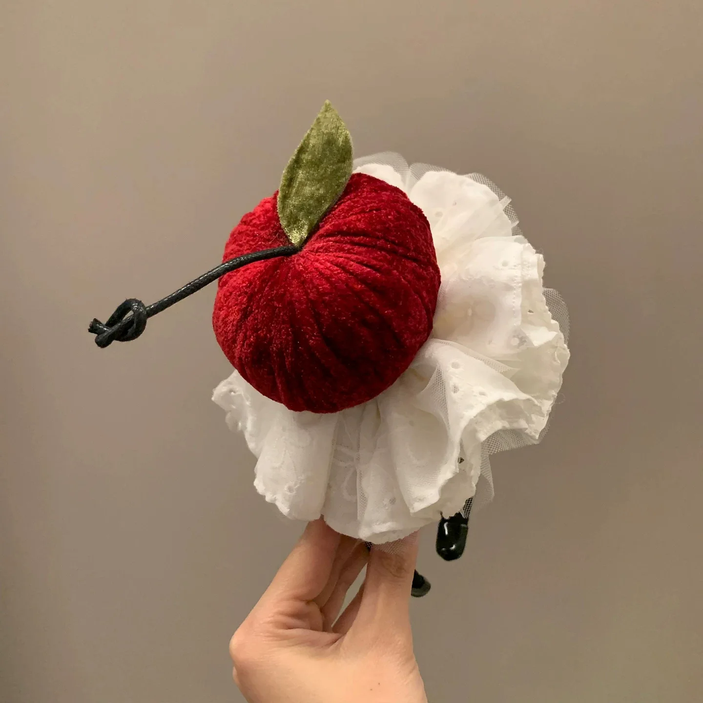 Niedliche rote Apfel-Haarspange mit weißer Spitzen-Schleife, süßes Lolita-Haaraccessoire für Damen und Mädchen, Party-Cosplay-Kopfschmuck – Detail 4