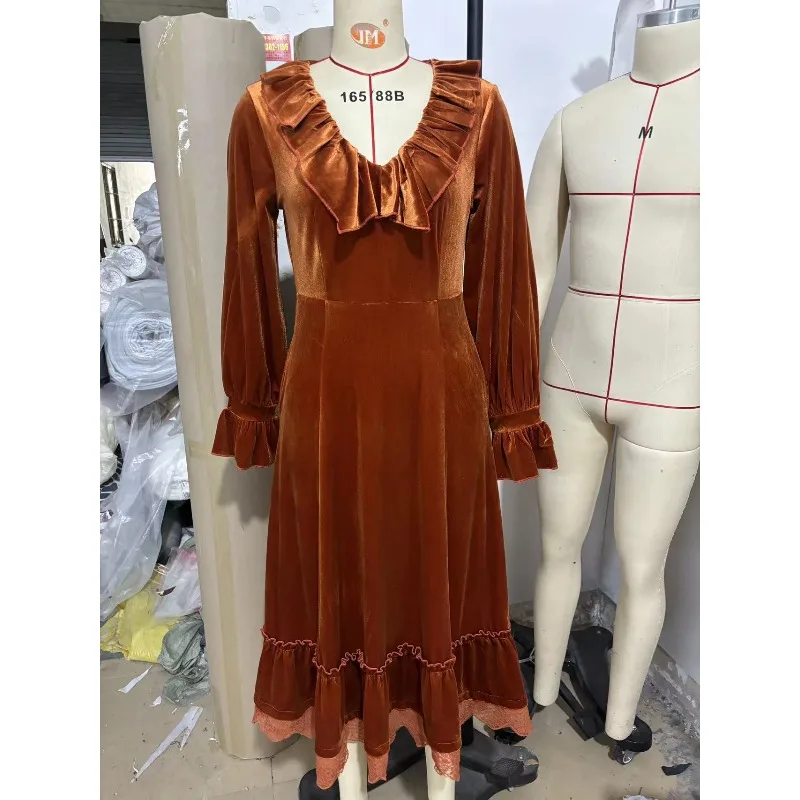Das ist ein langes französisches Spitzenkleid mit Laternenärmeln, gerüschten Kanten und V-Ausschnitt aus Samt, modisches, schlichtes und retro-Damenkleid