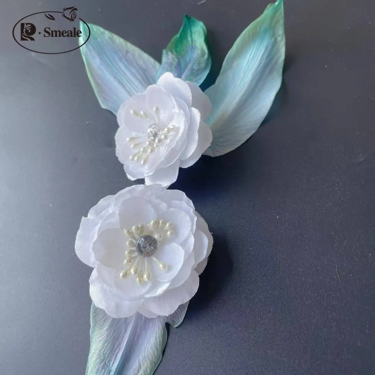 20 Stück/Packung. 3D-Diamant-Federblumen. DIY-Bastelbedarf, weiße handgefertigte Stoffblumen, Haarschmuck-Dekorationen. RS24302 – Detail 4