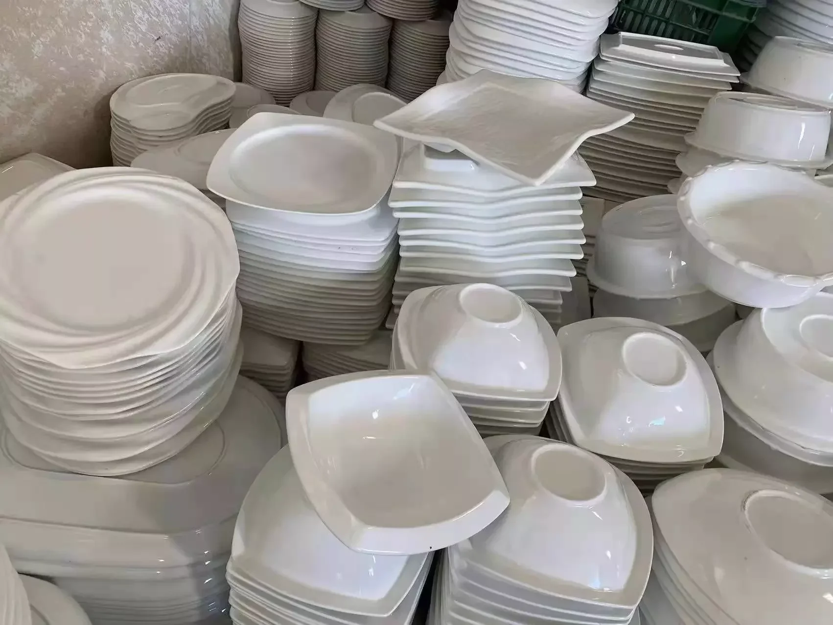 Cheap Hotel Tableware Direct Sell Modern Classic Luxury Kitchen Cabinet White Ceramic Plates in Stock From Direct Factory