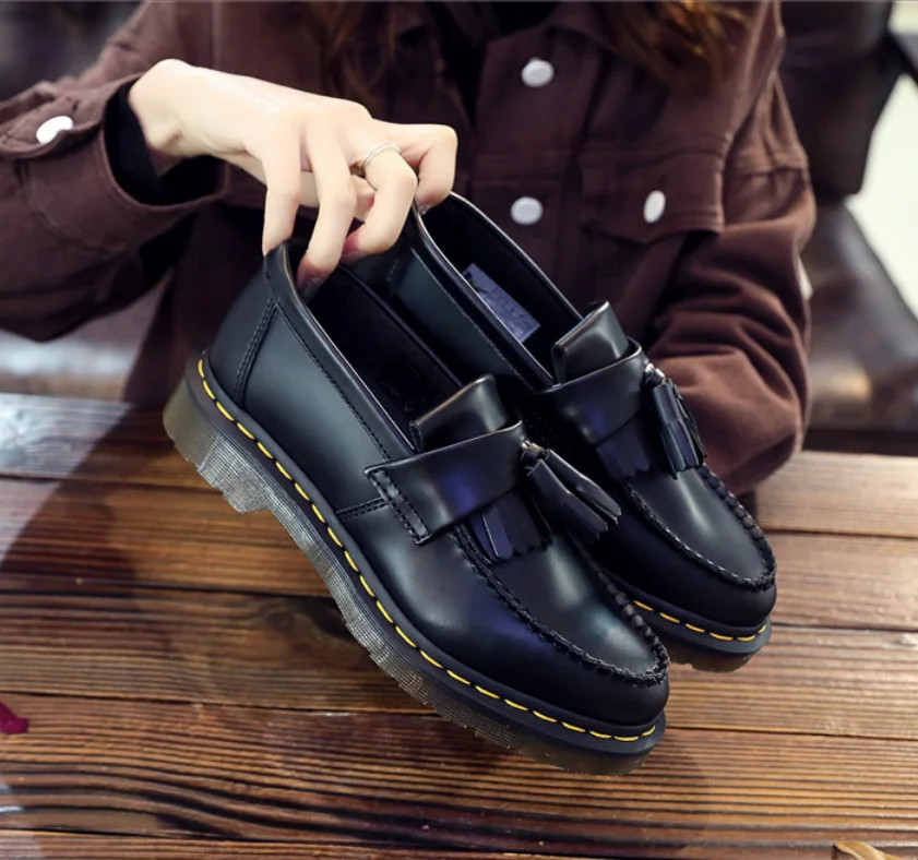 الربيع والخريف الرجال والنساء المتسكعون 2024 موضة شرابة أحذية النساء الانزلاق على الأعمال البريطانية أحذية من الجلد عادية الفاخرة 46