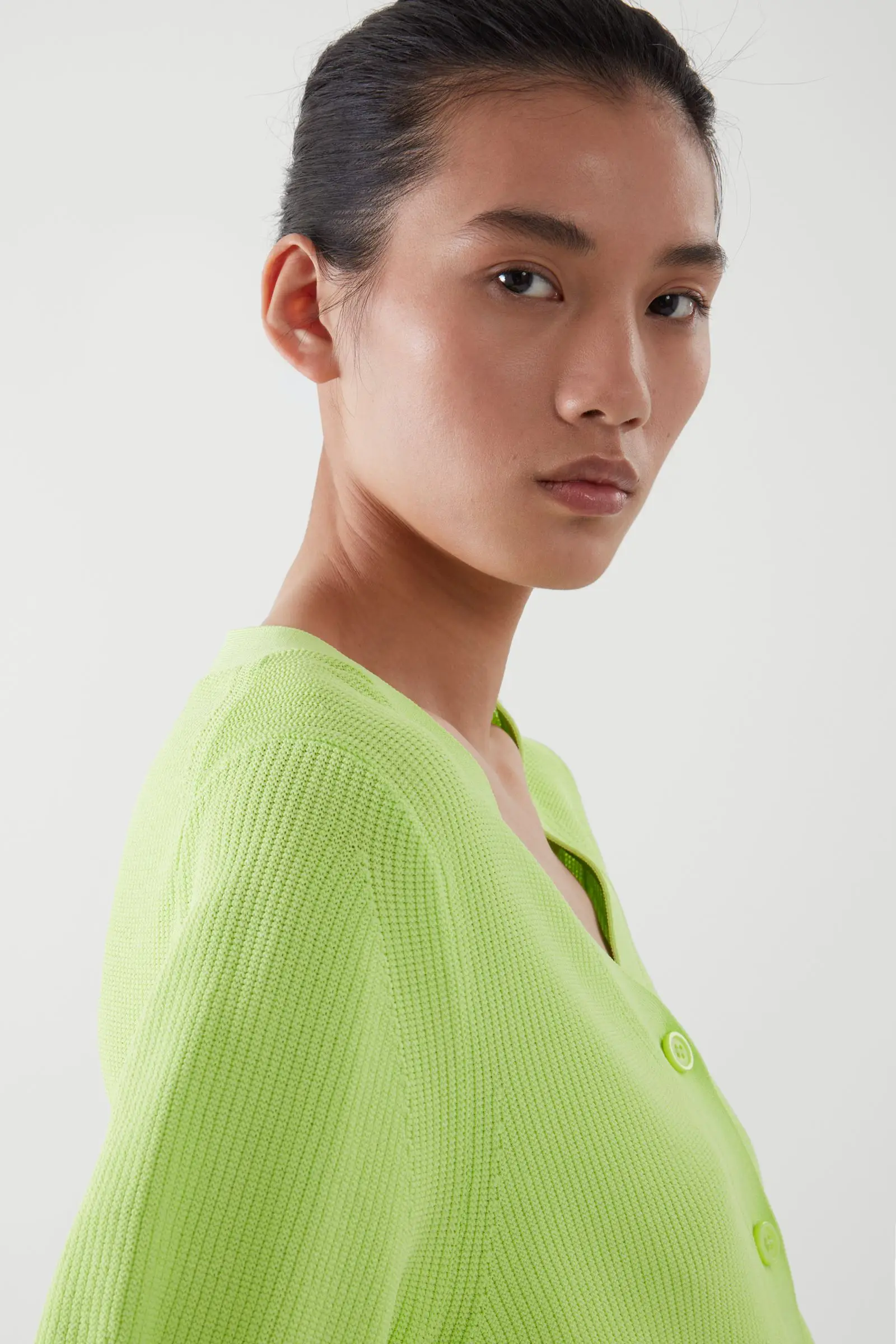 Ethereal MD 2025 cos automne nouveau style de dames décontracté et à la mode standard col en v tricoté à manches courtes cardigan