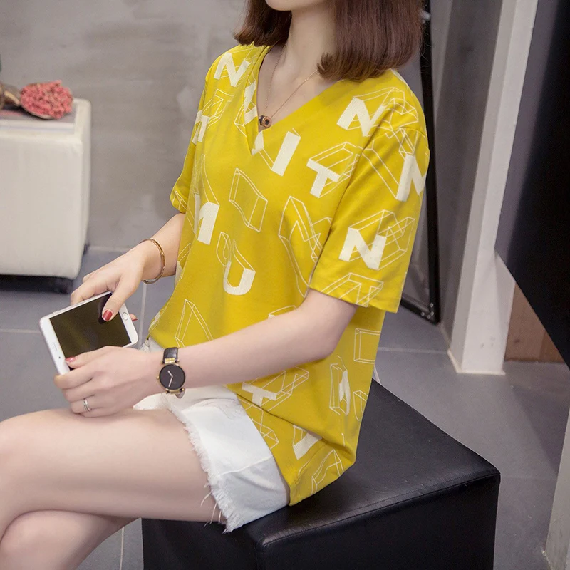 T-shirt bercetak huruf lengan pendek kasual kerah V Fashion pakaian wanita longgar baru musim panas 2024 kaus oblong Korea semua cocok