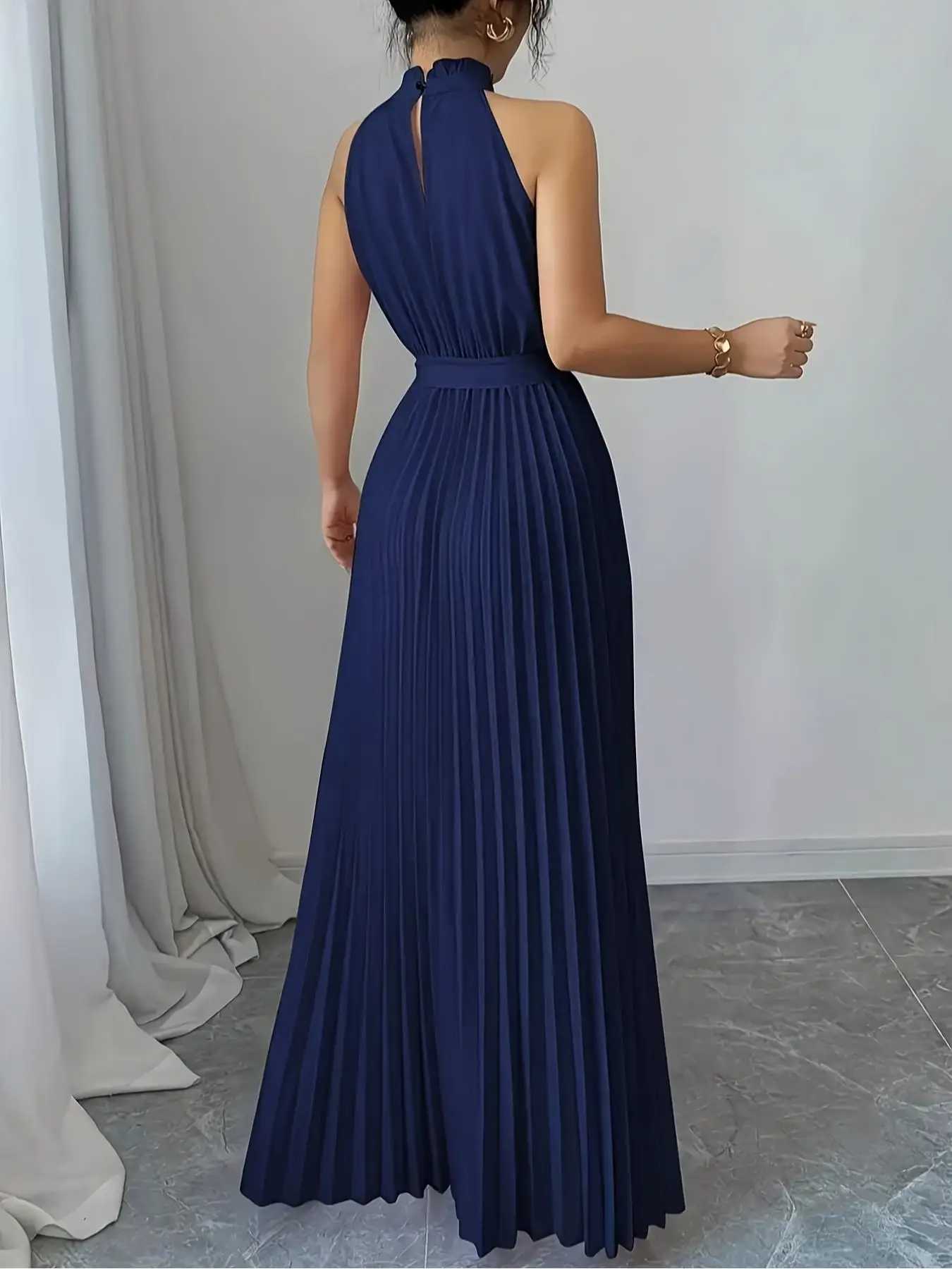 Elegantes Damen-Neckholder-Kleid mit Schulterfreiem Design, Sommermode, Knittereffekt, Langes Abendkleid mit Taillenband – Detail 6
