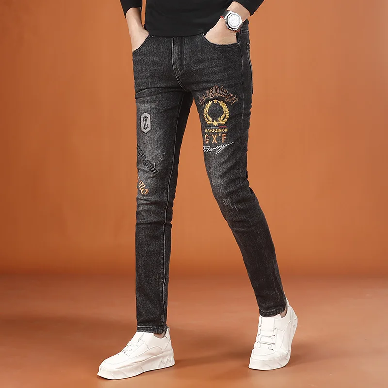 Pantalones estampados bordados para hombre, novedad de otoño 2021, ropa ligera de lujo para hombre, pantalones vaqueros elásticos de pierna pequeña