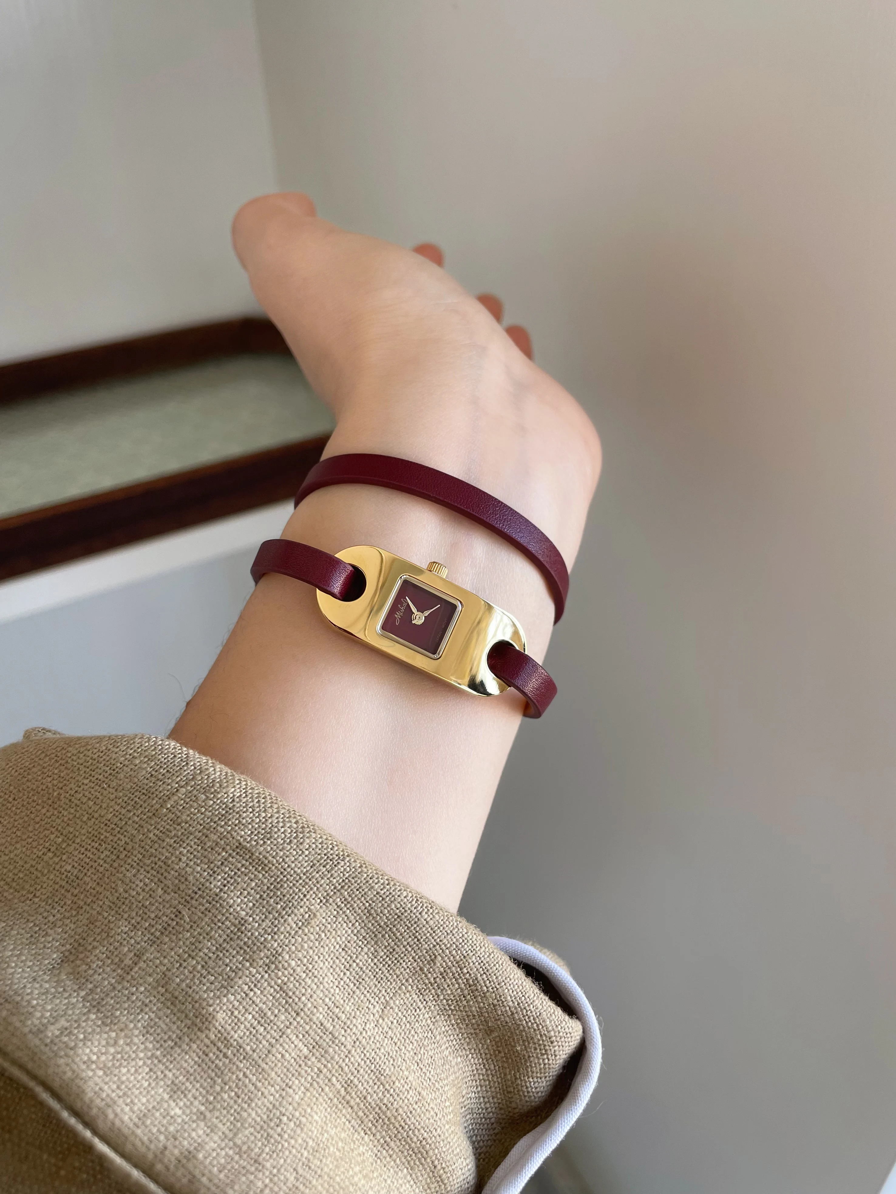 

New Long StrapRed DoubleLayered DesignElegant Oval DialLeather WatchPerfect As A Birthday Gift For Women. Trendy Women'S Watch.