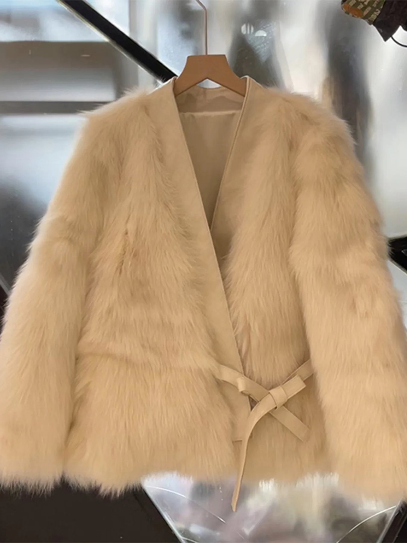 

Пальто из искусственного меха Женские меховые куртки с пряжкой Однотонный V-образный вырез с длинными рукавами Однобортный толстый теплый мех Свободный повседневный 2025 Осень Зима