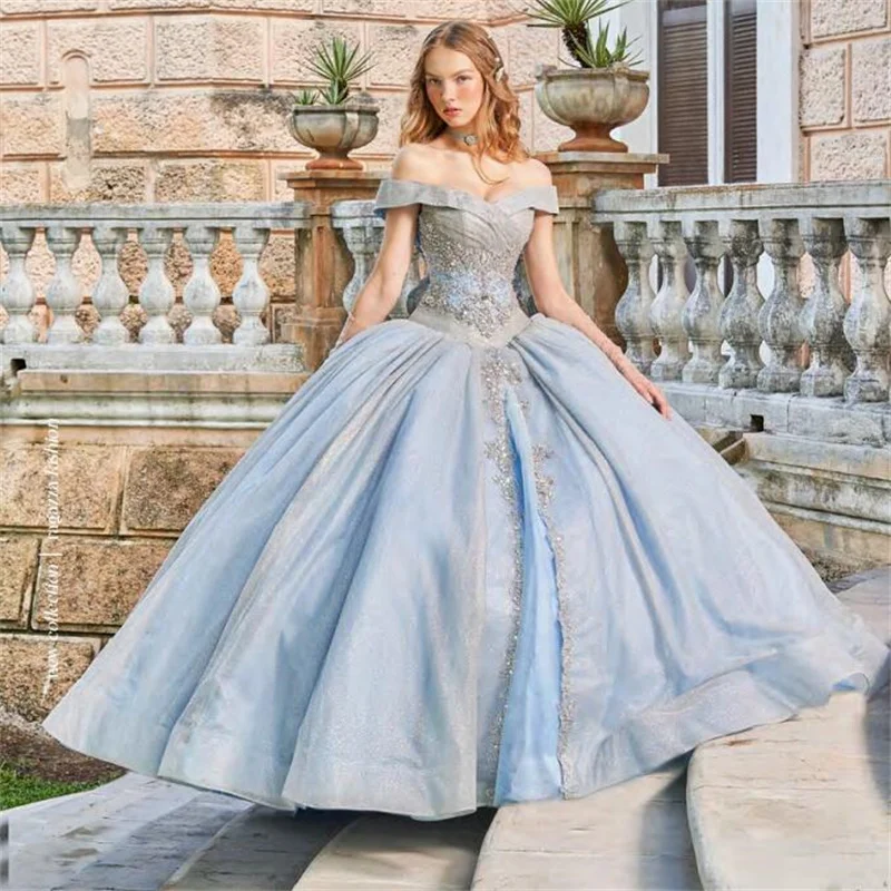 Sky Blue Quinceanera Ball Gown ปิดไหล่ Tulle ลูกปัดเม็กซิกันหวาน 16 ชุด 15 Anos ที่กําหนดเอง