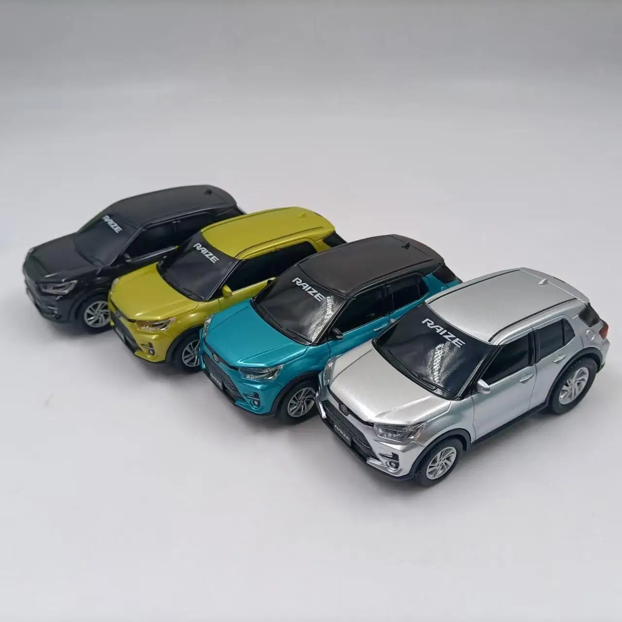 

Diecast 1:43 Scale RAIZE Toyota SUV Alloy Car Model Collectible Toy Gift Souvenir Display Ornament