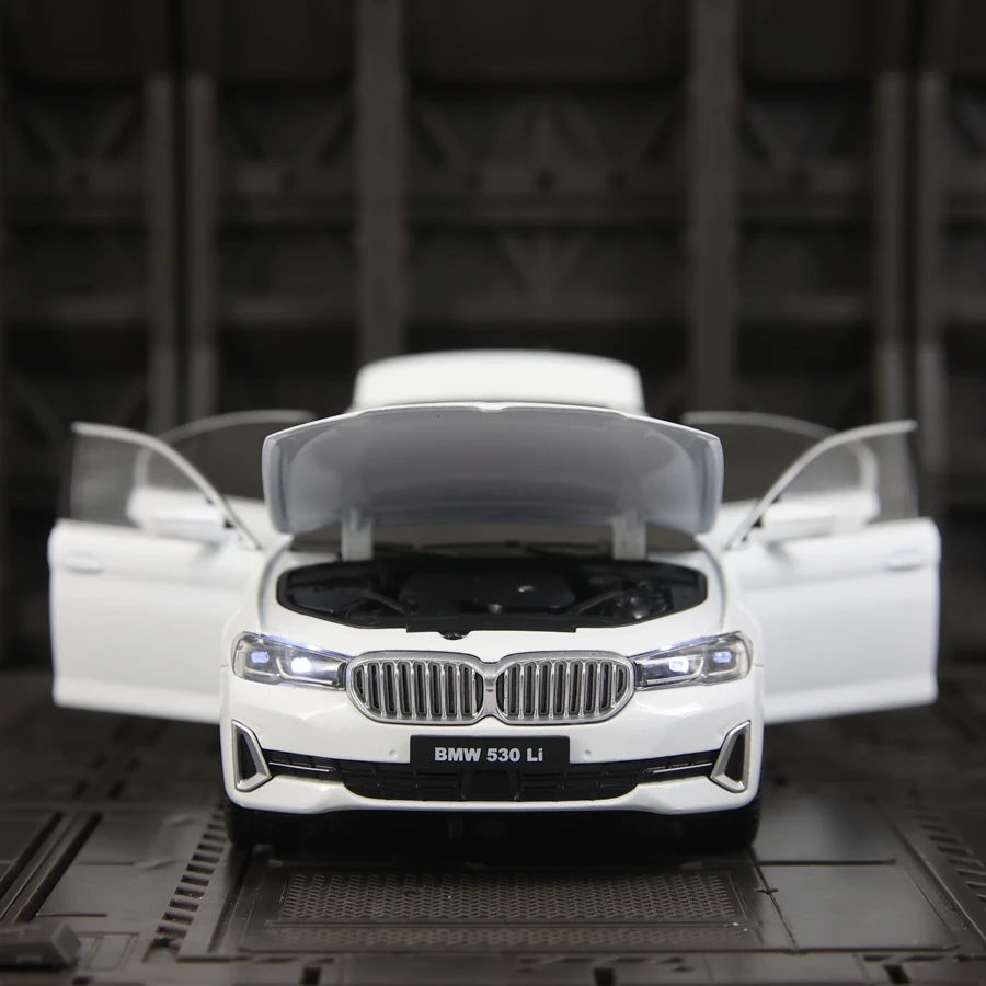 1:24 Simula el modelo de coche de aleación BMW 530Li con puertas, capó de motor y maletero que puede abrir rico en detalles, finamente elaborado