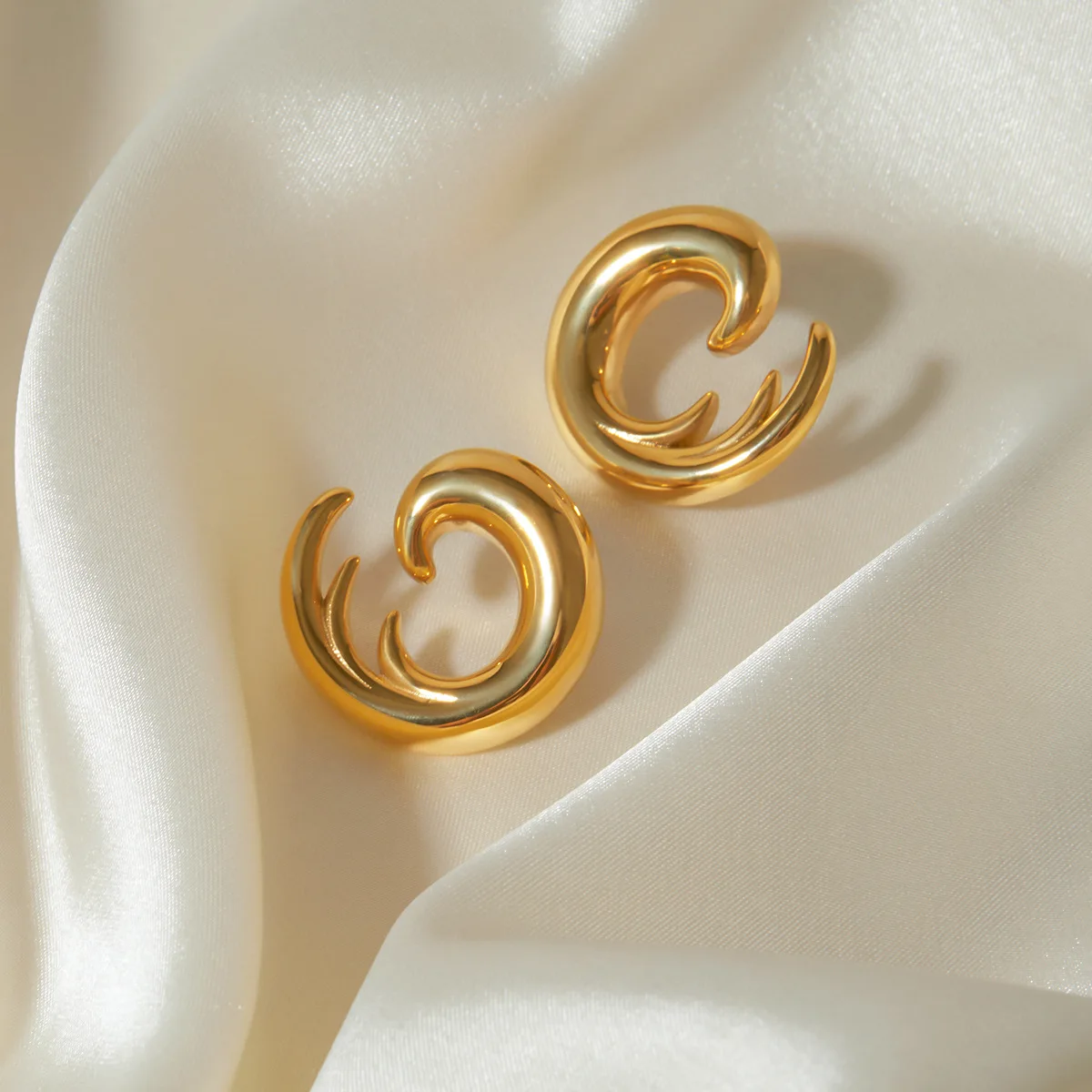 Stainless Steel PVD 18K Gold Plated Tarnish Creative Fish Shape Stud Earrings For Woman Jewelry Wholesale Summer Trendy