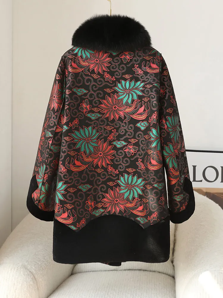 معطف فرو من جلد الخراف للأمهات المسنات الجديد في منتصف العمر ومعطف فرو نسائي متوسط الطول بياقة من فرو الثعلب والفرو والزهور من جلد الغنم