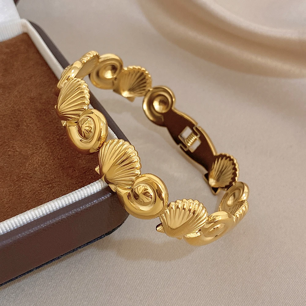 Freetry Artistic Scallop Conch Stainless Steel Bangle for Women Waterproof Golden Spring Bracelet Beach Vacation Jewelry Gift