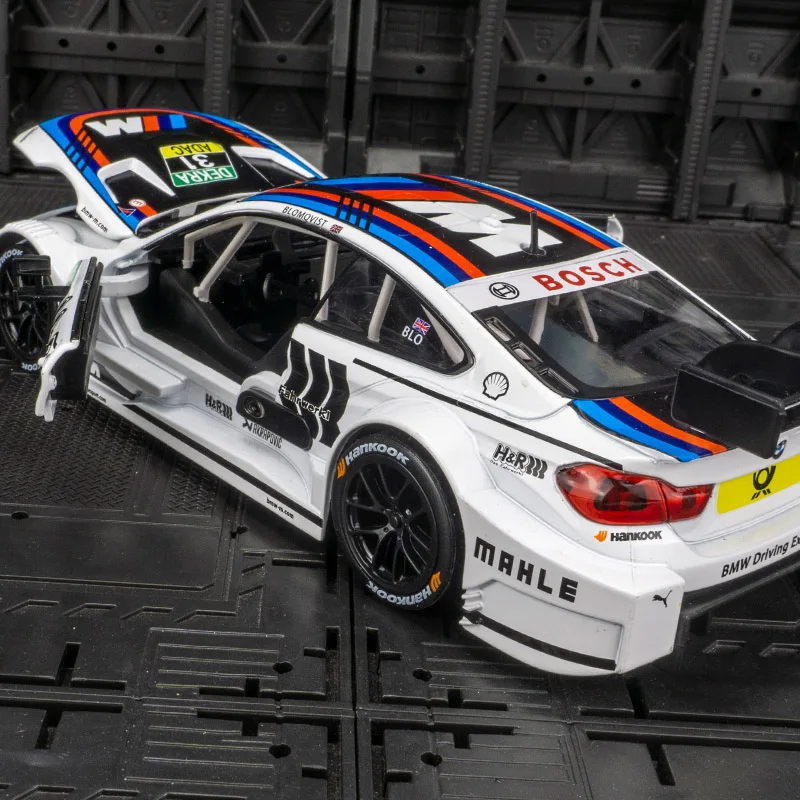 

CCA 1:24 BMW M4 DTM Sport Racing Car Модель дверей можно открыть детский игрушечный автомобиль с имитацией звука и функций освещения.