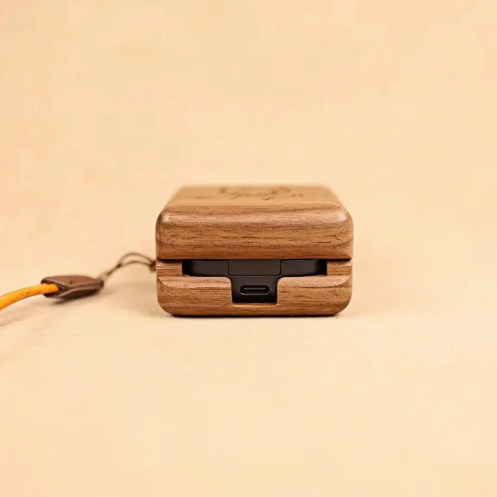 Etui na słuchawki Samsung Galaxy Buds4 Pro / Buds4 z drewna orzechowego, solidna drewniana obudowa o dzielonym designie z paskiem na rękę. — zdjęcie produktu 5
