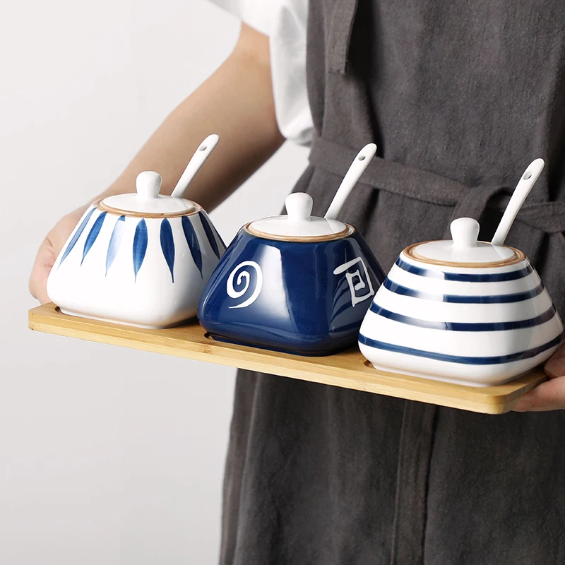 وعاء توابل من السيراميك بنمط النبات على الطراز الياباني جرة إبداعية منزلية جديدة 300 مللي مع غطاء مغرفة تحت التزجيج لون الملح شاكر