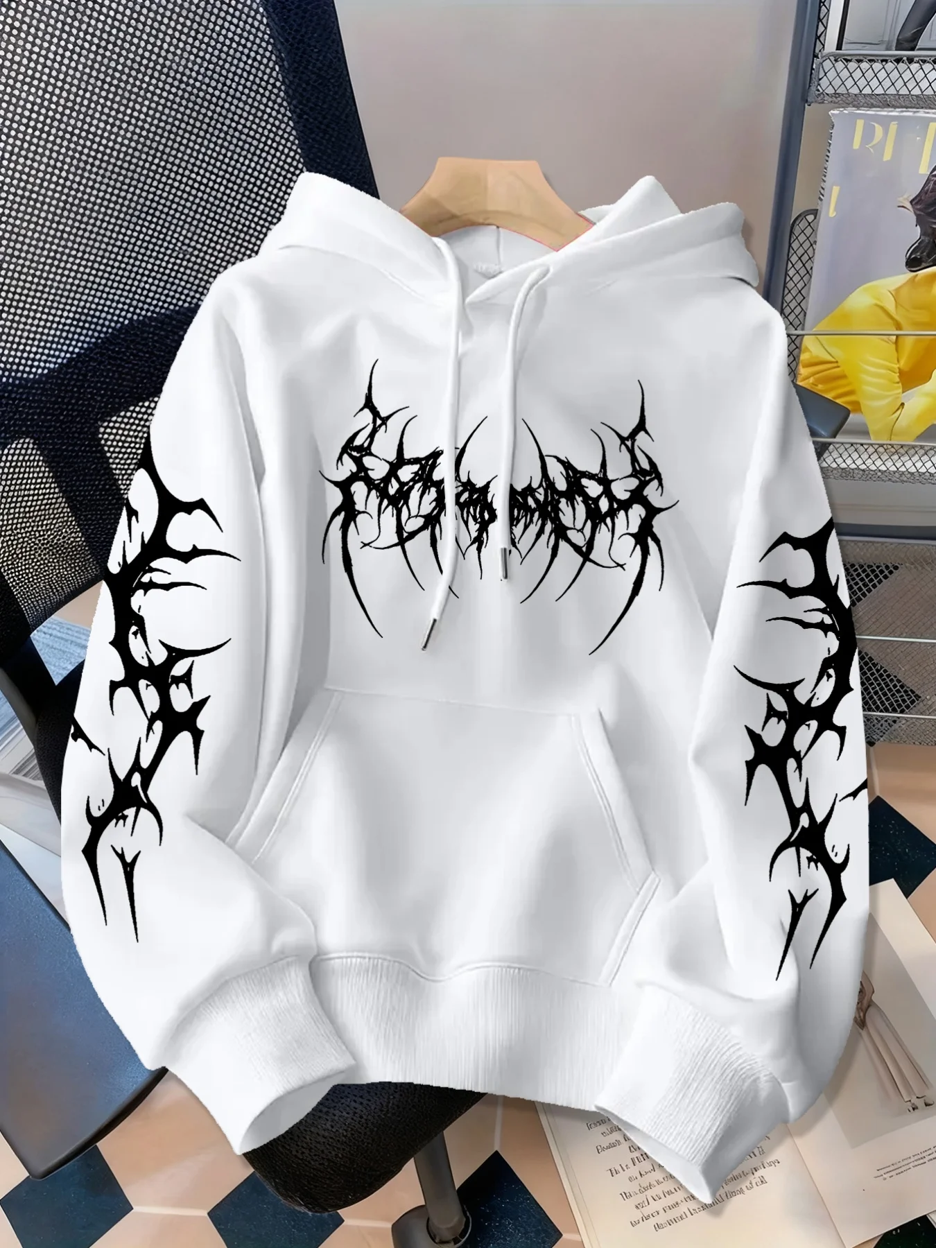 Herren Oversized Hoodie Schwarz Metall Dornen Gothic Text Vorderseite Ärmel-Print Y2K Dark Grunge Streetwear Pullover Oberteil Herbst Fleece – Detail 3