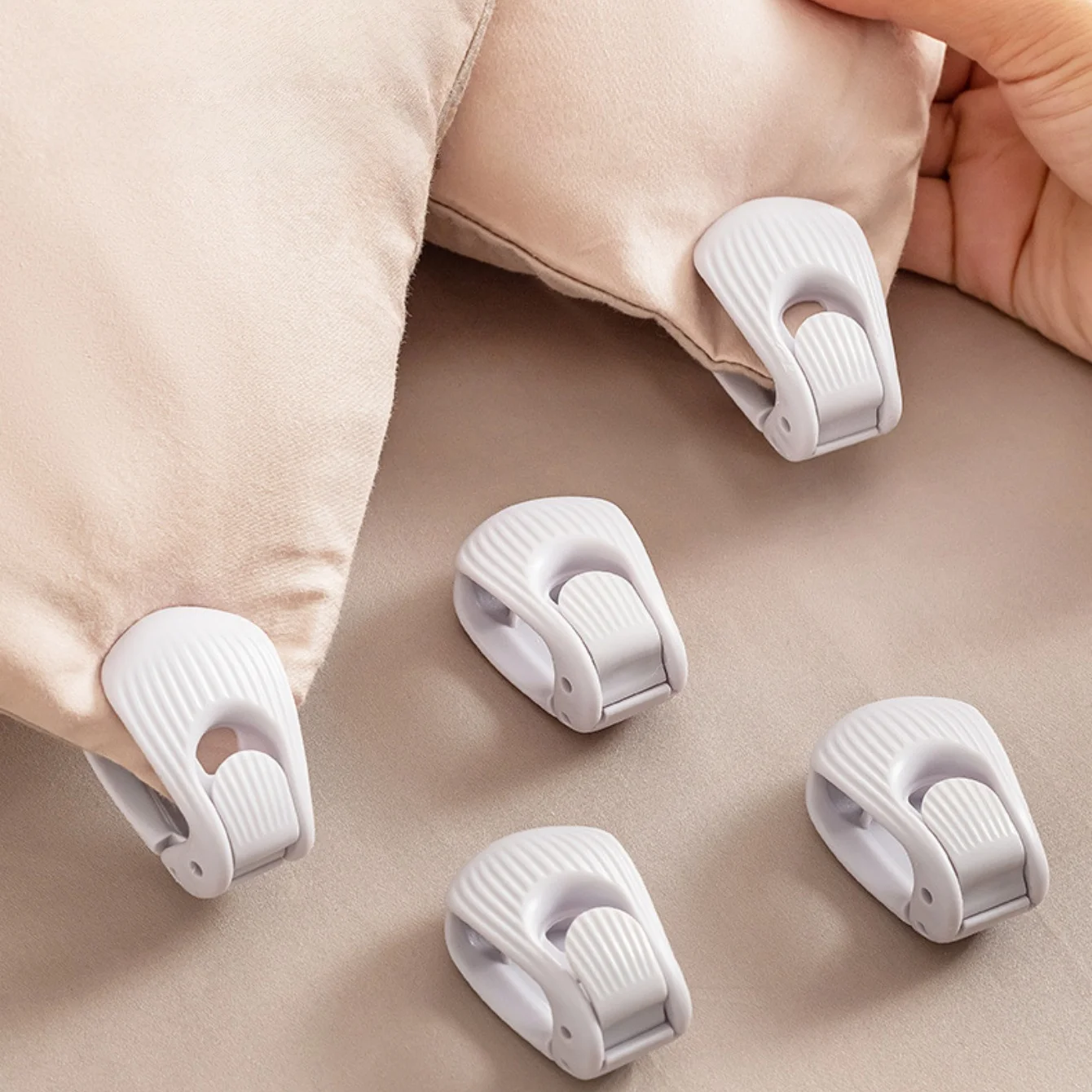 Duvet Cover Clips, Anti-Slip Quilt Holder Clips, Quilt Sheet Holder Comforter Fasteners Grippers No Pins Plastic Quilt Fixer