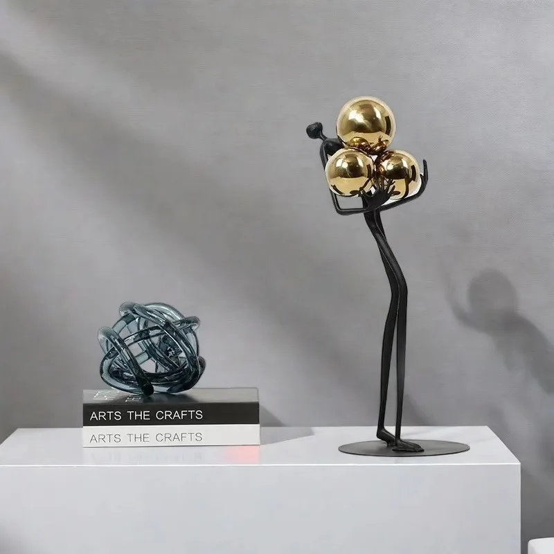 

Элитная абстрактная скульптура-фигурка с держащей шар фигурой для тумбы под ТВ, офисного стола, ниши, винного шкафа