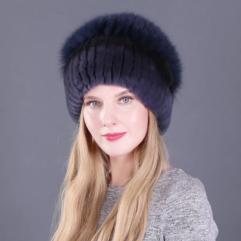 

A casual and versatile fur hat for women woolen ear-protecting warmth
