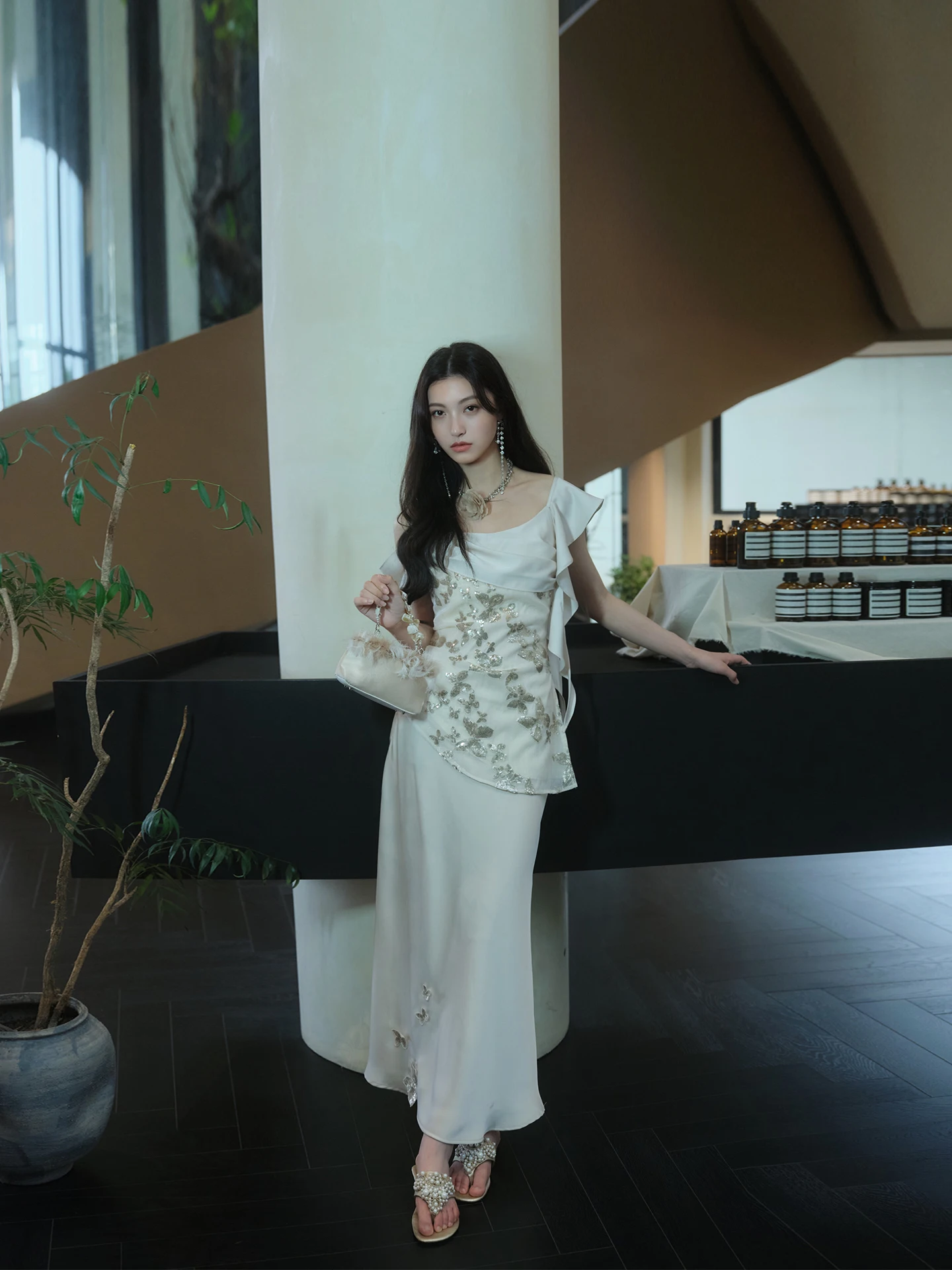 

Модный женский комплект: топ с воротником Питер Пэн и эмалевой вышивкой, а также юбка с пышными оборками и тяжелой вышивкой, приталенная, с эластичной талией