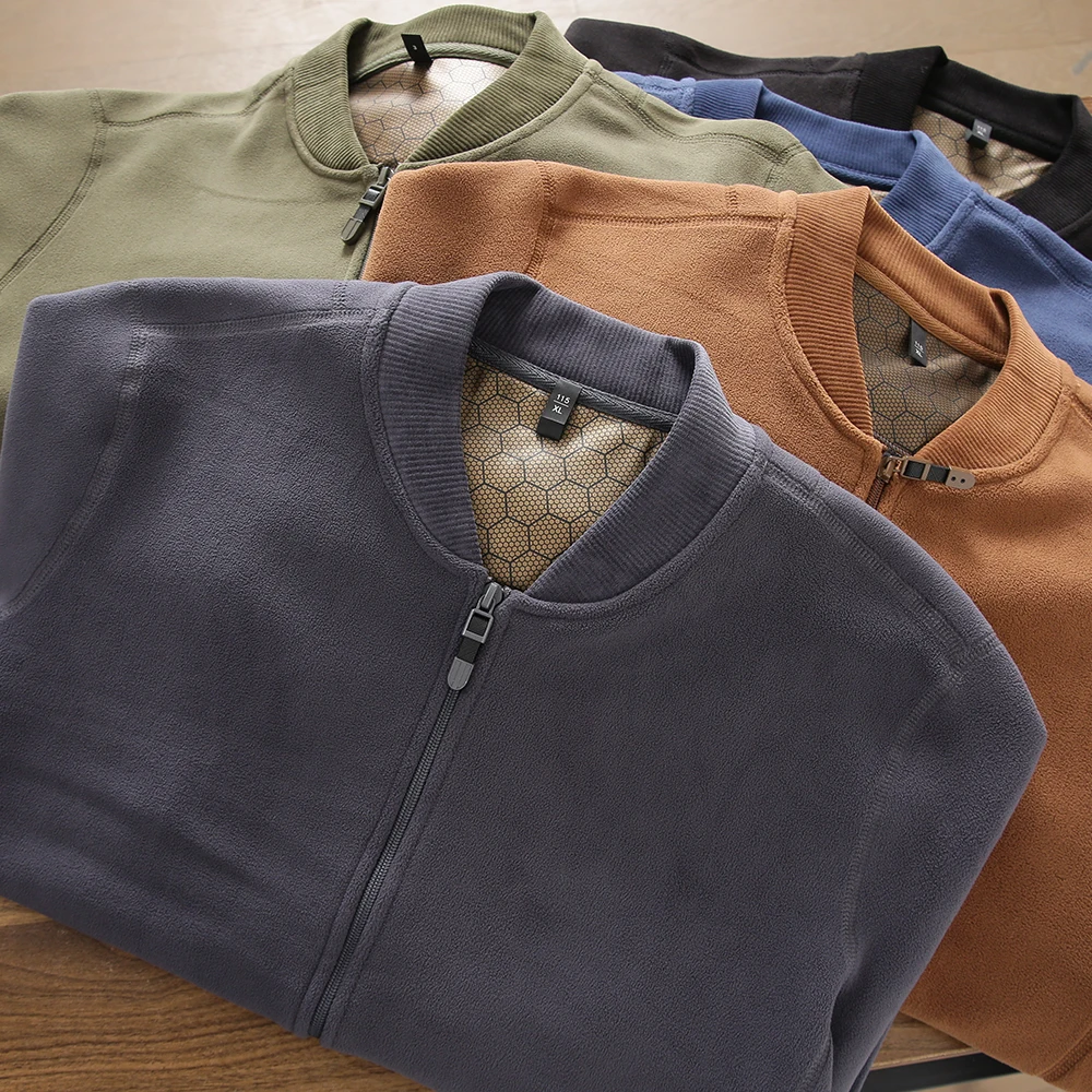 

Мужская осенне-зимняя куртка-бомбер с воротником-стойкой: стильная и повседневная, обеспечивающая тепло и комфорт.