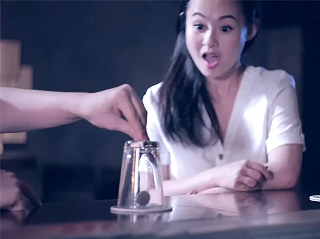 

ROLLER COASTER от Hanson Chien Волшебные трюки Монета в стеклянную чашку Волшебник Крупным планом Иллюзия Трюк Проникновение Магия