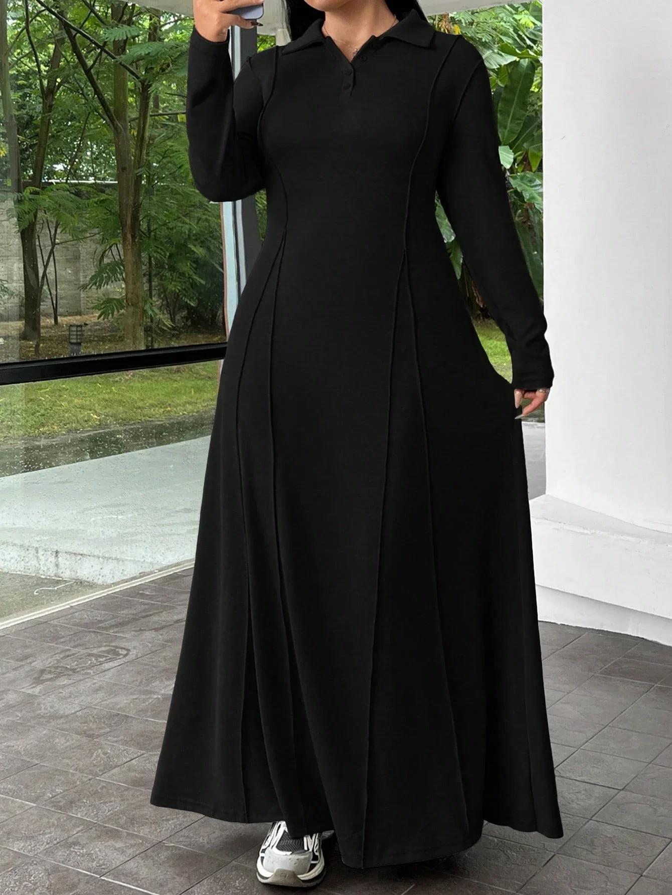 

Черное повседневное макси-платье с длинными рукавами и воротником-поло для женщин