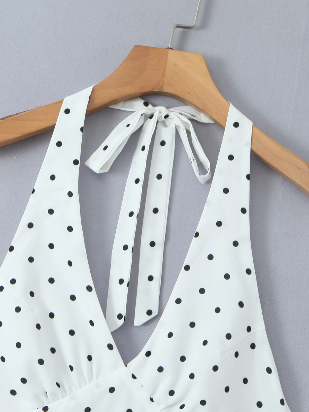 Długa spódnica damska w stylu retro w grochy, z wysokim stanem, na ramiączkach, podkreślająca figurę, idealna na wczesną jesień.