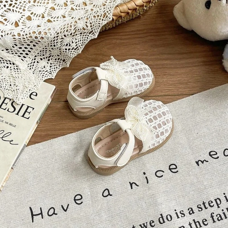 Baby Mädchen Geflochtene Ledersandalen mit Perlen-Schleife 2026 Neue Sommer Kleinkind Strandschuhe Weiche Sohle Rutschfeste Prinzessinnen-Party-Ballerinas – Detail 5