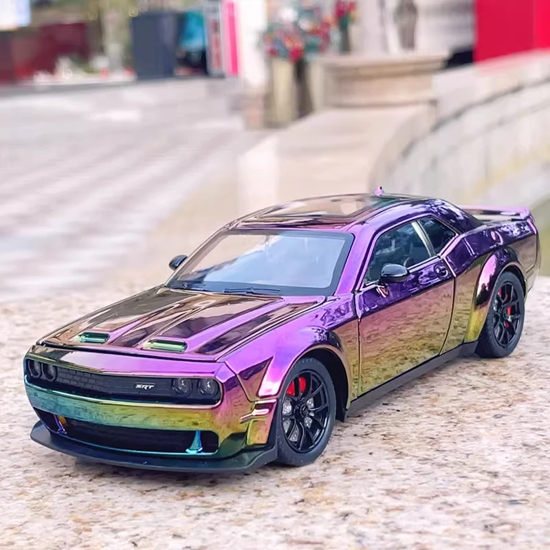 

Машинка-модель 1:24 Challenger SRT Hellcat, спортивный автомобиль с гальваническим покрытием, литая под давлением, со звуком и светом, инерционная, детская игрушка для мальчиков