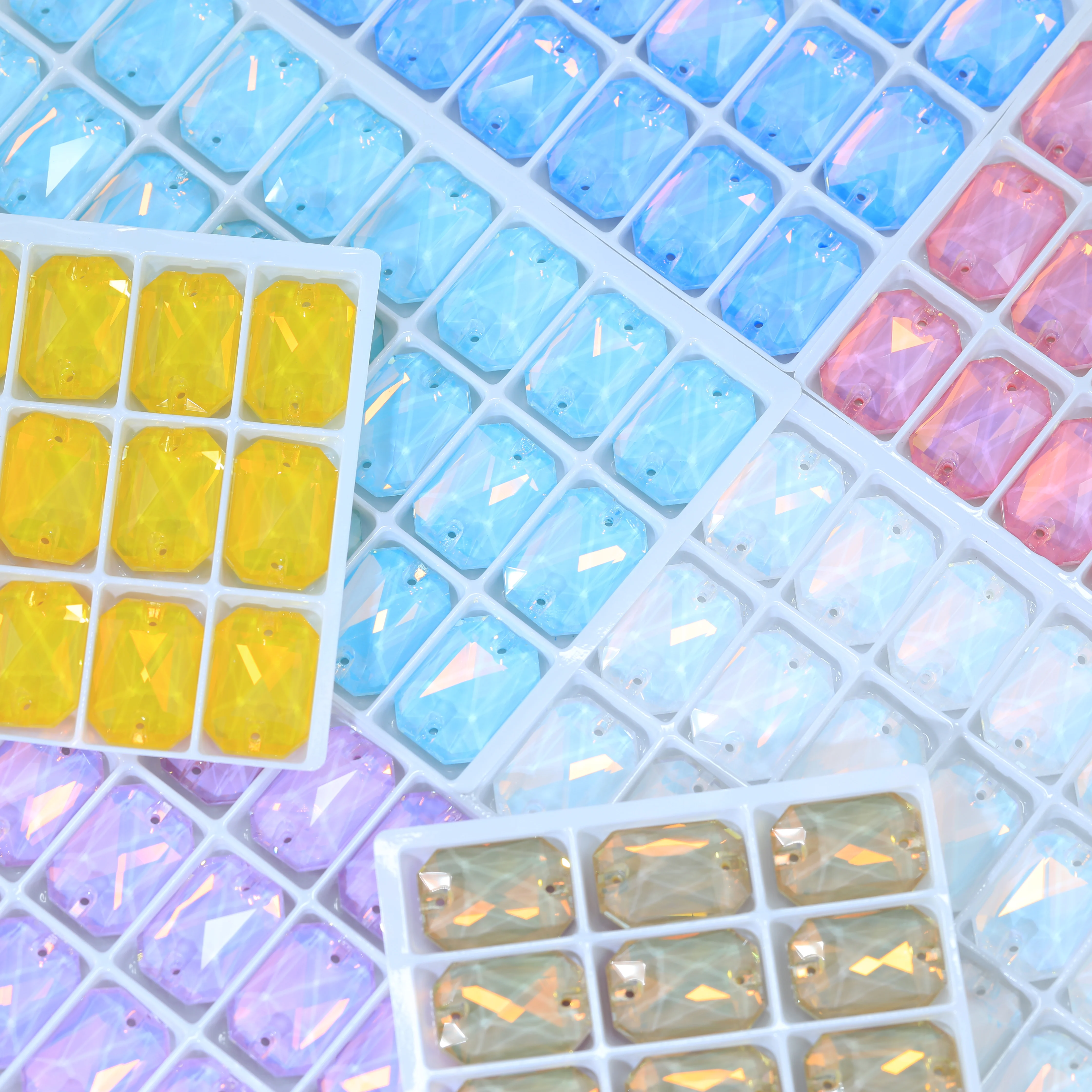 Glänzendes rechteckiges achteckiges AM-Glas Kristallweiß glänzende kratzfeste Oberfläche DIY Kleidungsaufnäher Handyhüllen-Dekor-Clip – Detail 3