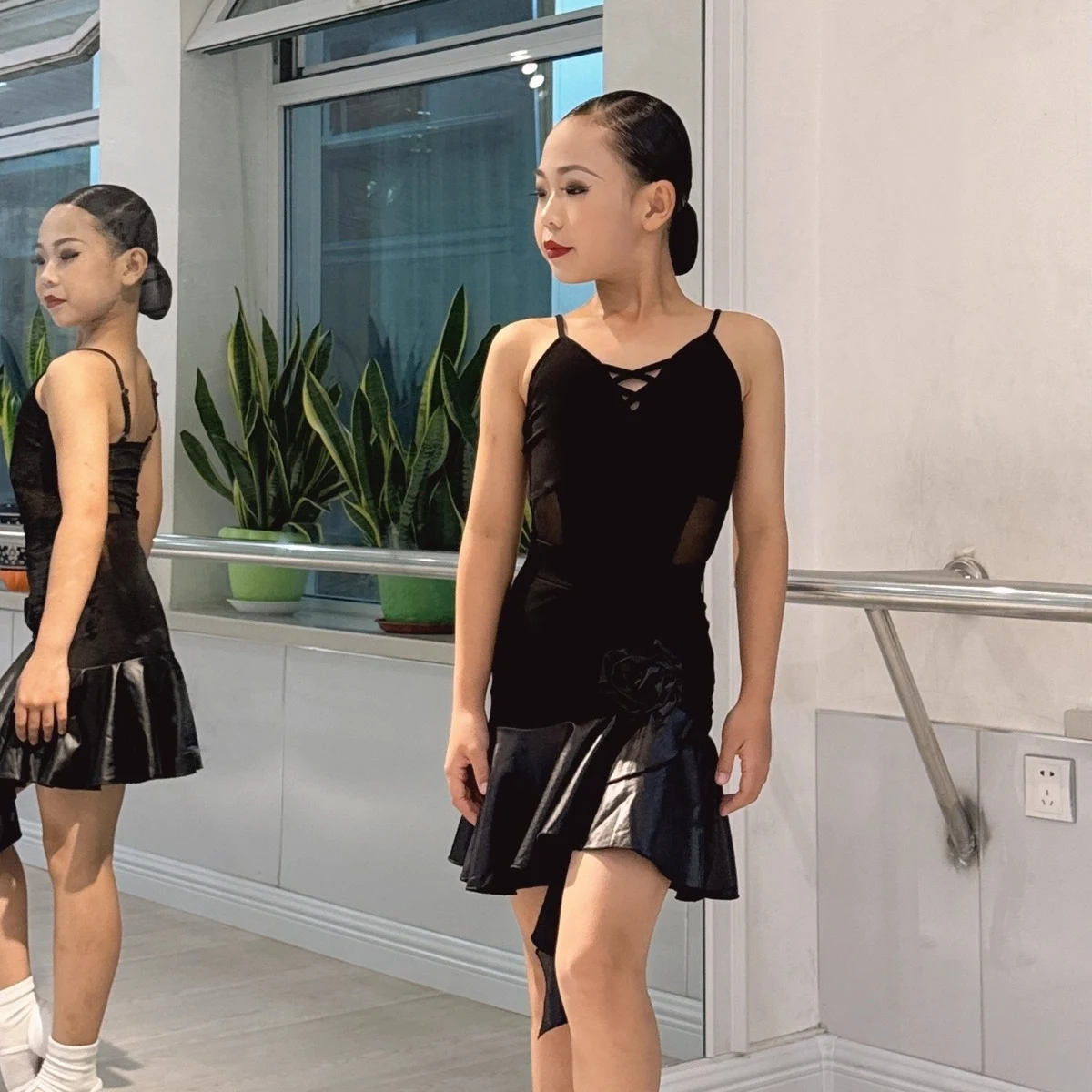 2025 Nuovo Concorso di Ballo Latino Abbigliamento Per Le Ragazze Cinghia Top Gonne Divise Vestito Chacha Rumba Tango Costumi di Scena Latino XH3214