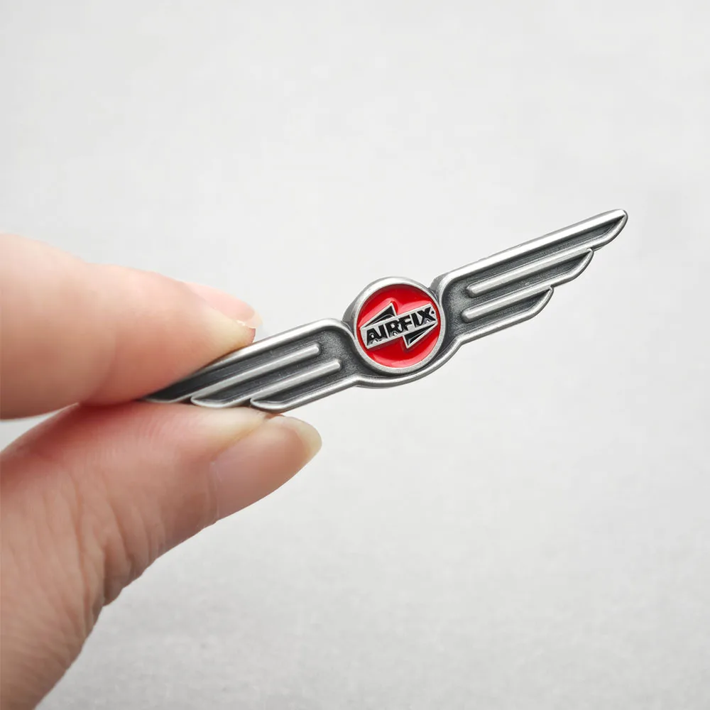 Airfix Logo-Brosche, klassischer roter Kreis, Flügel, Metall-Reversnadel, Retro-Flugzeugmodell, Fan-Abzeichen, Kleidung, Rucksack, Schmuck, Accessoires – Detail 7