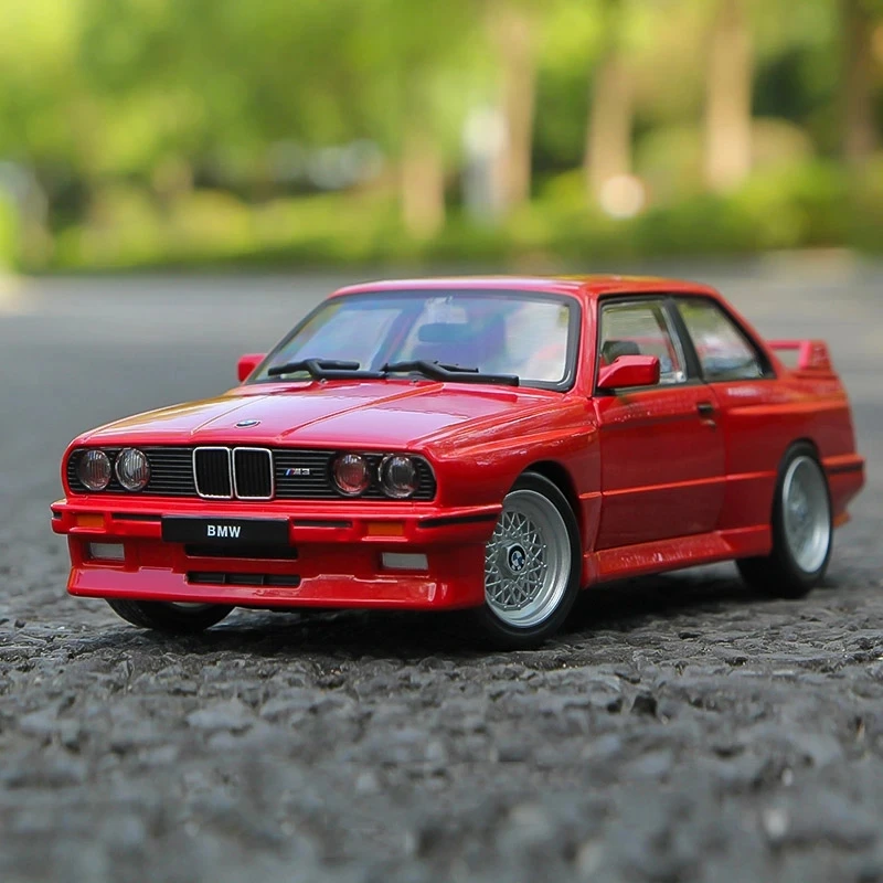 Bburago 1:24 1988 BMW M3 E30 نموذج سيارة رياضية من السبائك لعبة معدنية سيارات كلاسيكية نموذج سيارة محاكاة عالية هدية للأطفال