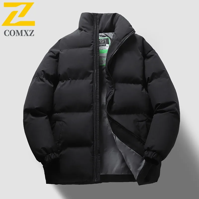 เสื้อแจ็คเก็ตพัฟเฟอร์ผู้ชาย COMXZ 2025 ไซส์ใหญ่ เสื้อโค้ทบุผ้าอุ่น พิมพ์ลายปักหนา บุฉนวนหนา สำหรับฤดูใบไม้ร่วงและฤดูหนาว รุ่นใหม่ล่าสุด
