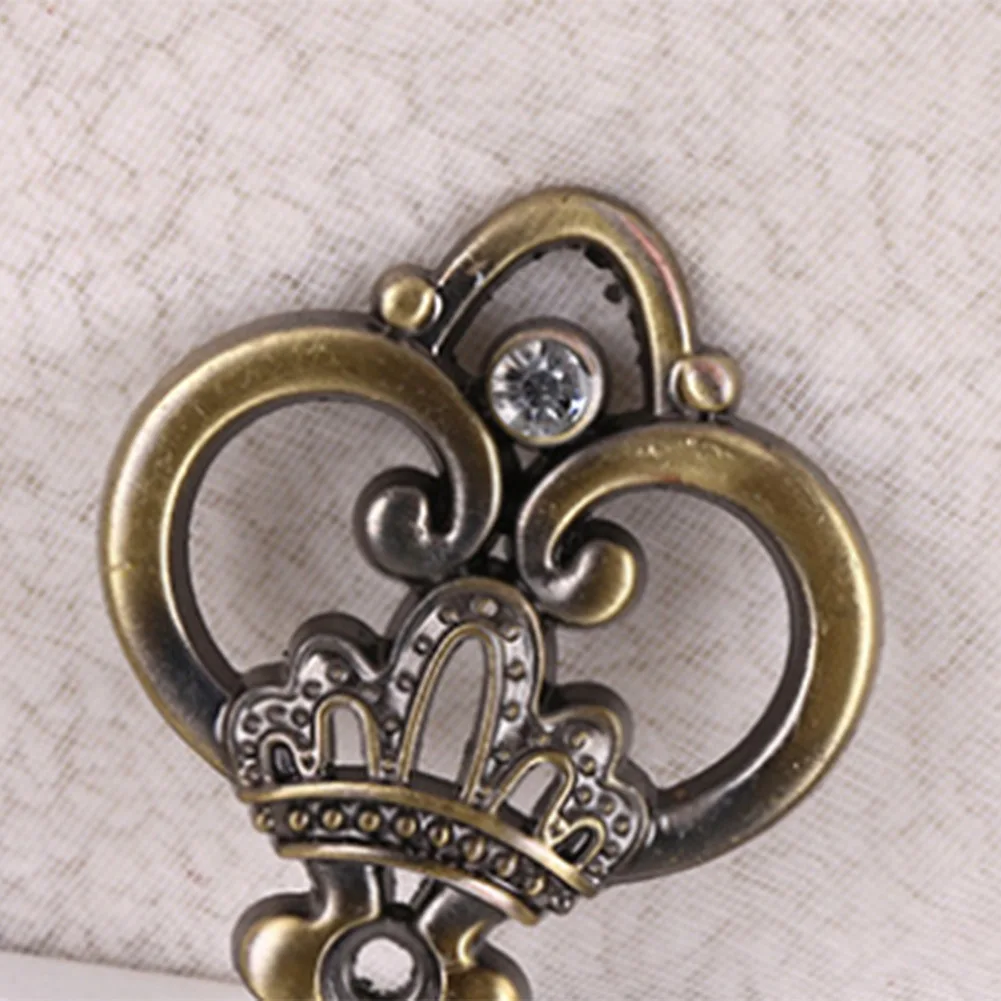Zinc Alloy Crown Design Curtain Hooks for Home Bathroom and Living Room Decor with Secure Hanging Functionality
