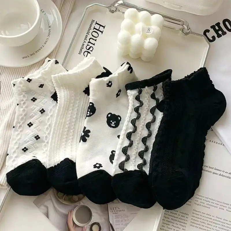 

5 pairs New Spring Autumn Fashionable Versatile mid tube socks Casual Comfortable Sweet Stacked Socks Simple Lace Socks