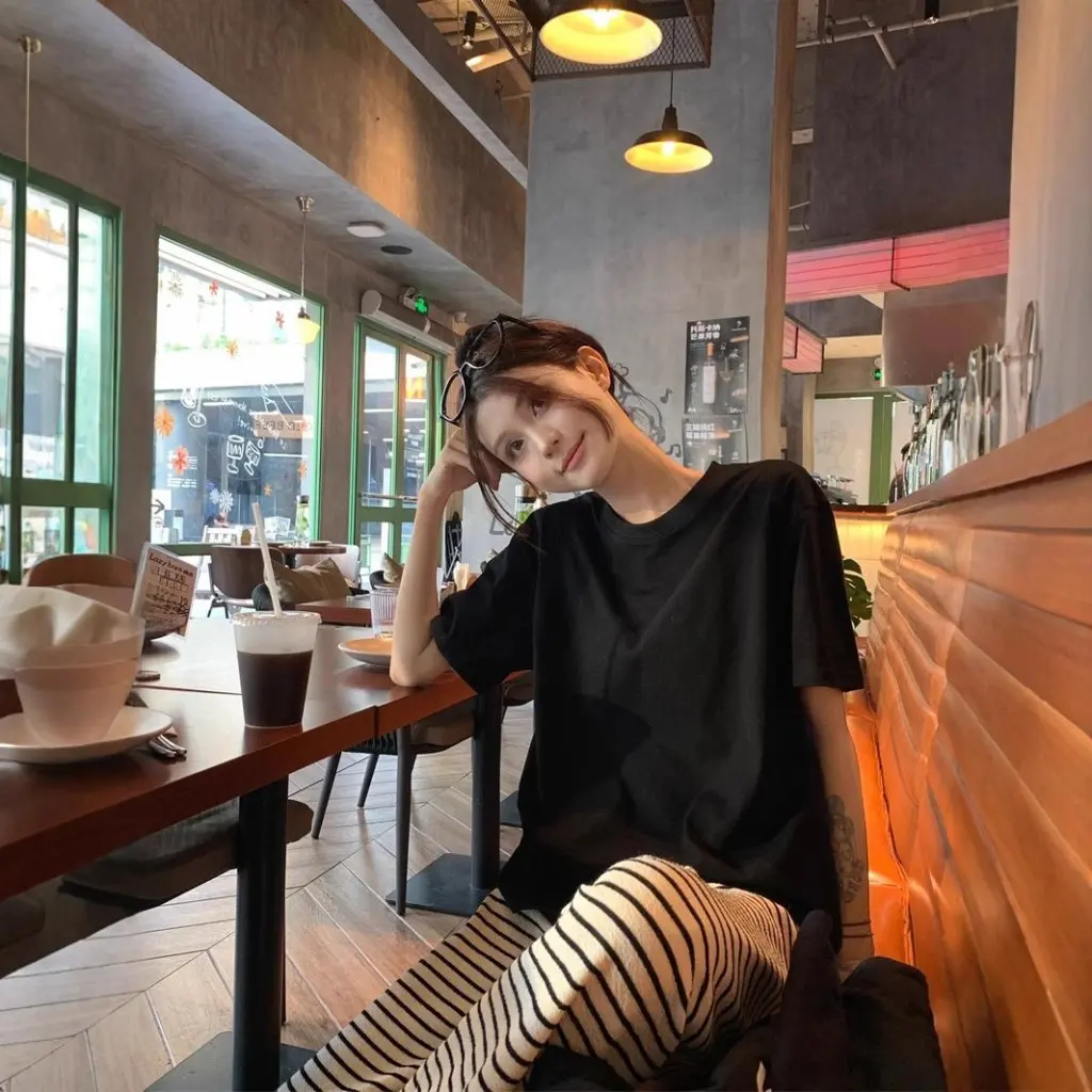 

Women's White Casual Basic Short-Sleeved T-shirt round Neck Pullover Top Early Spring Slimming Loose Fit