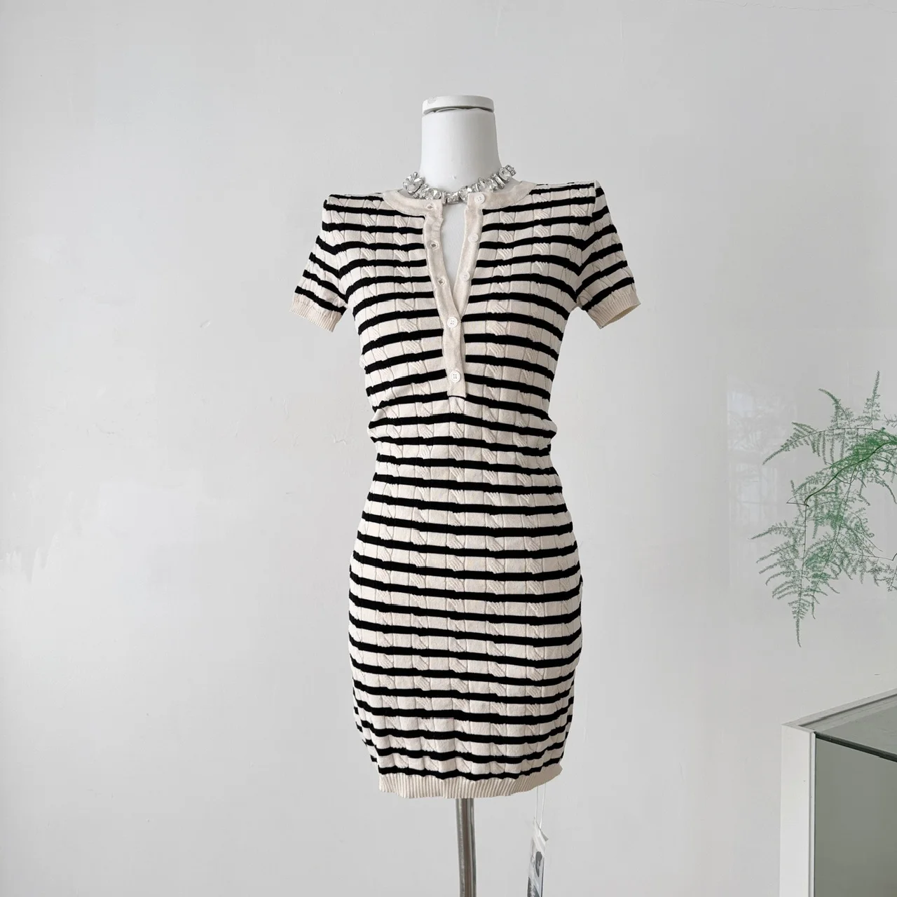 Twist ลาย Bodycon มินิเดรสฤดูร้อนใหม่ผู้หญิงรอบคอแขนสั้นถักชุดบางสบายๆเสื้อกันหนาว N975