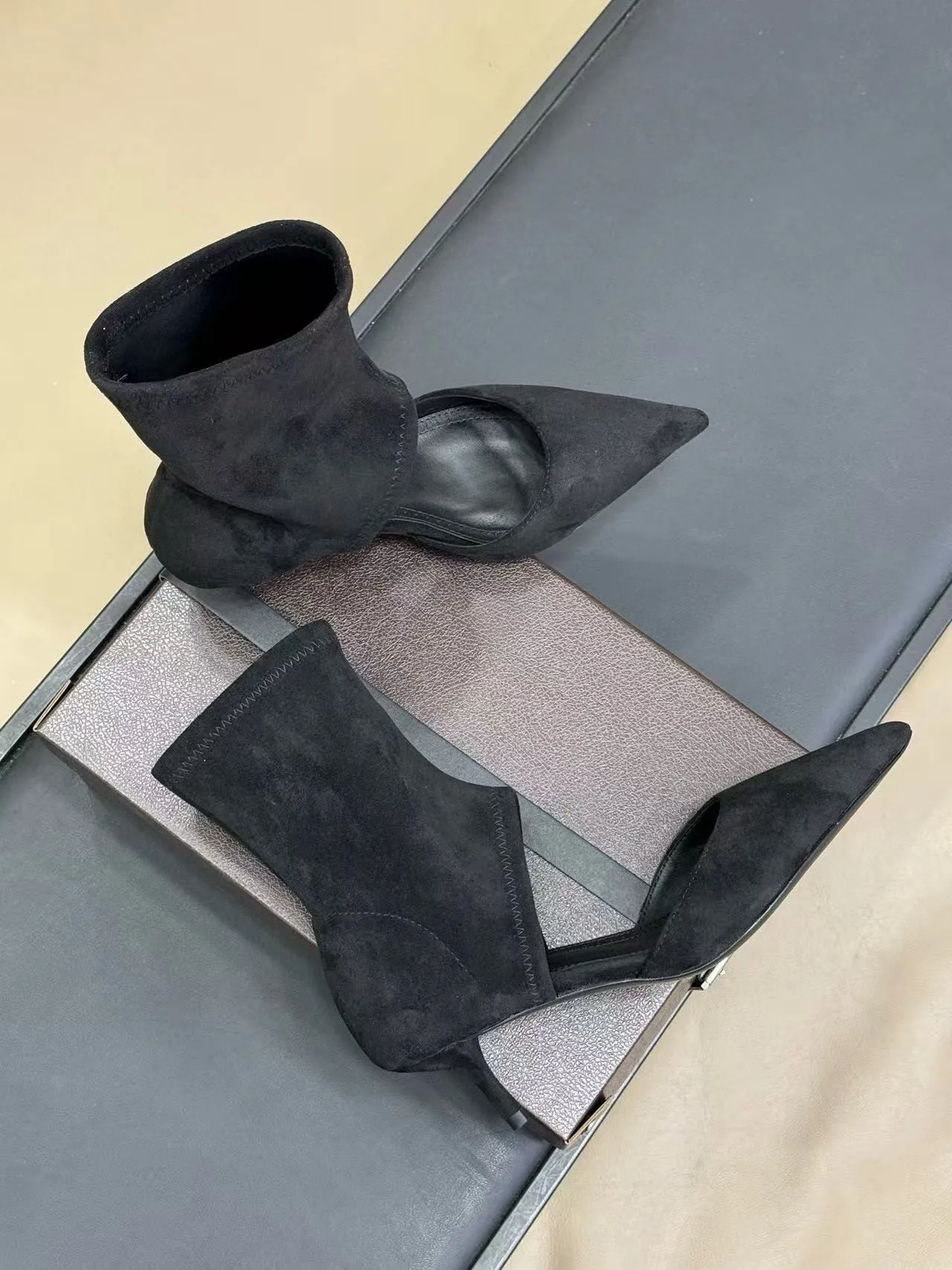 Botas legais para mulheres 2025 verão novo estilo apontado, fino, temperamento sexy versátil botas curtas de salto alto