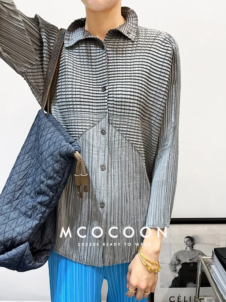 Miyake Plissierter Einreihiger Hemdmantel mit Stehkragen, Langarm-Cardigan, Designer-Luxuskleidung – Detail 24