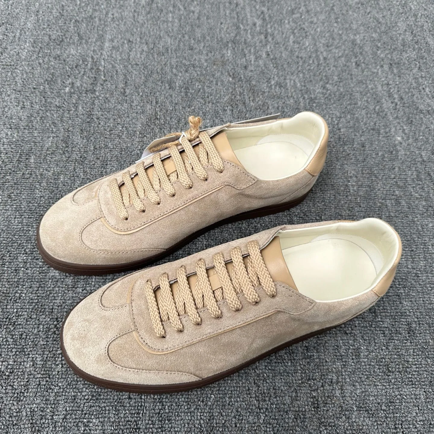 

Men's casual sports shoe designer designs luxurious, high-end, breathable, non fading sole, anti slip and wear-resistant