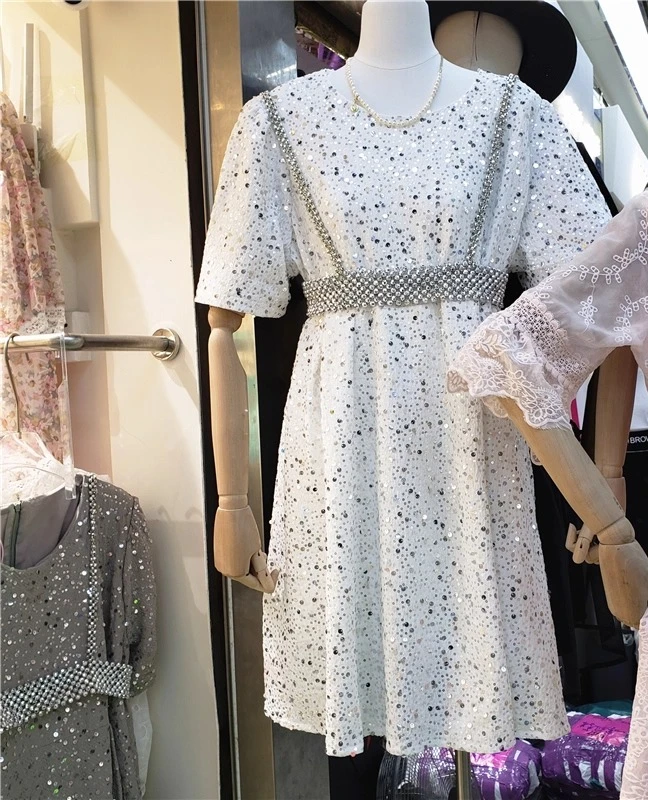 ชุดเดรสทรงเอไลน์แขนพองแต่งเลื่อมสไตล์ยุโรปเก๋ไก๋ไม่ซ้ำใคร เอวสูงทรงหลวม คอกลม ใส่สบายสำหรับผู้หญิง ฤดูร้อน รุ่นใหม่