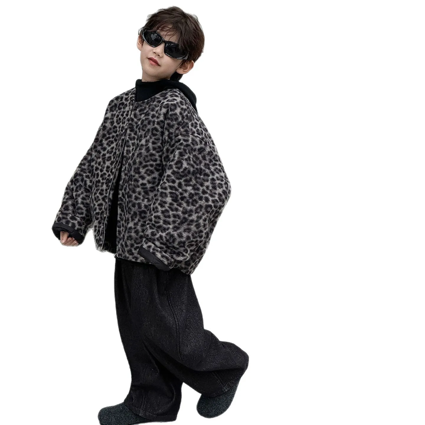 ملابس أطفال عصرية غير رسمية دافئة مبطنة بالقطن لخريف وشتاء 2025 سترة جديدة للأولاد سميكة مخصصة بطبعة الفهد