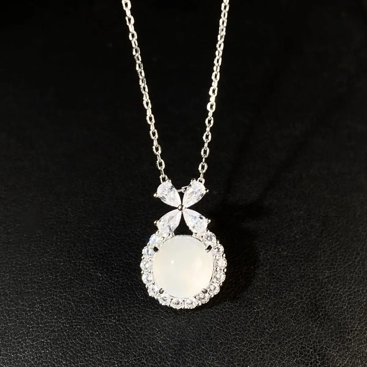 PT950 platinum pendant for women, featuring a butterfly knot design, natural jadeite and white agate, a best-selling item