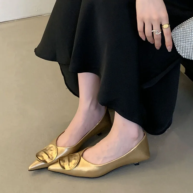 Feminino deslizamento em calçados com sapatos de salto baixo para as mulheres novo no verão primavera apontou toe moda metal senhoras sapatos de salto alto