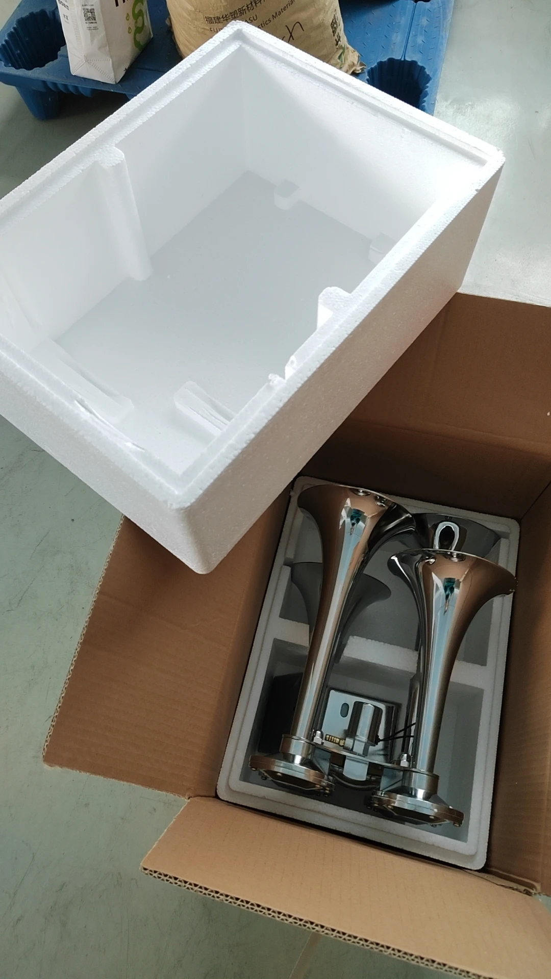 แตรรถไฟดัง 12/24V พร้อมแตรอากาศ 4 ท่อลําโพงและแตรขนาดใหญ่