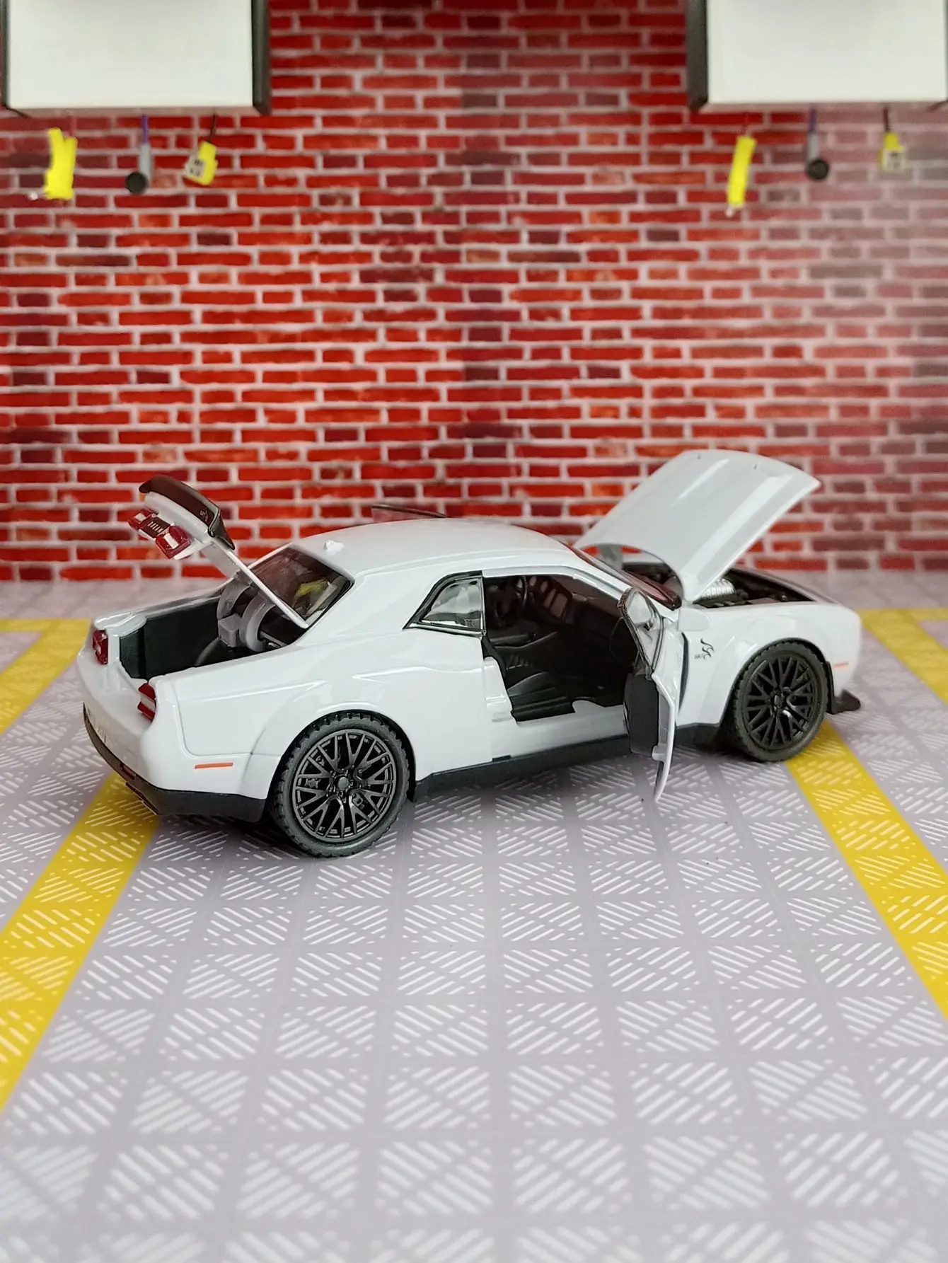 1/32 Simulation  SRT Model Car Toy Alloy Body Doors Opened Sound Light Pull Back Off-road Vehicle Models Simulation Ornaments