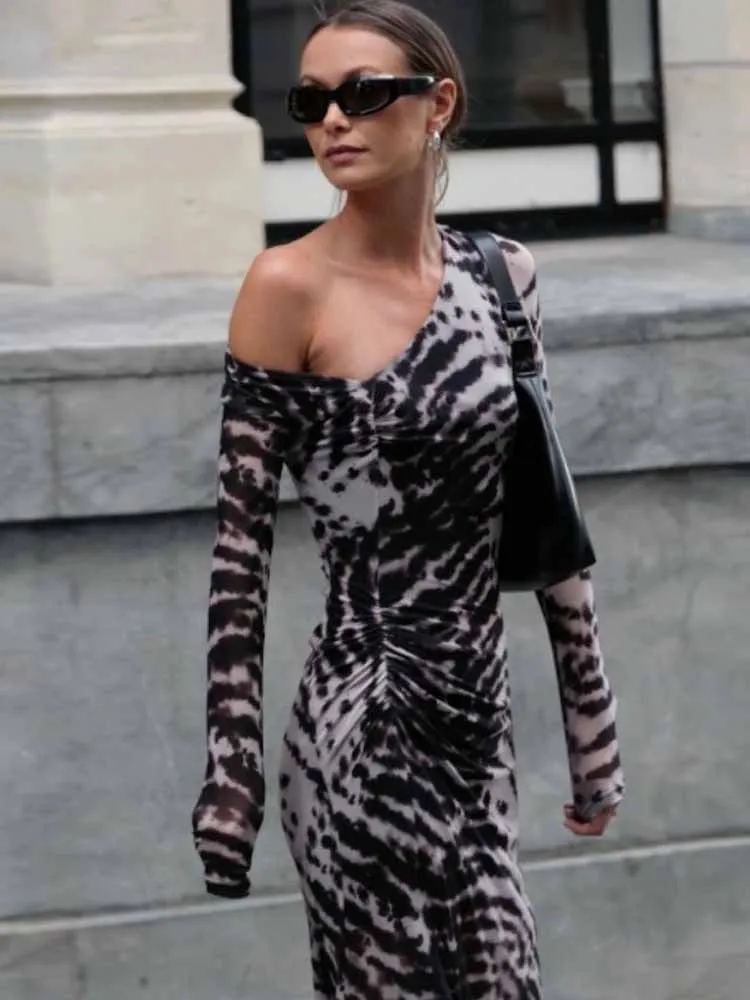 MCDV Schräge Schulter Bodycon Maxi Kleid Frauen Herbst Vintage Y2K Langarm Geraffte Stretch Print Kleider 2025, Neue Streetwear